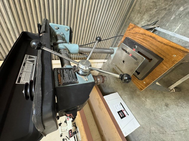 Used Delta 11-990 radial drill press 1/3 hp with Delta stand and link belt - Image 7
