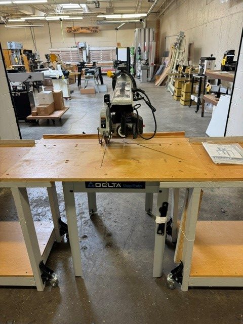 Used Delta RS830 10" radial arm saw with left & right side extension tables - Image 2