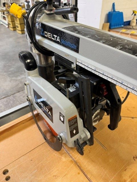 Used Delta RS830 10" radial arm saw with left & right side extension tables - Image 7