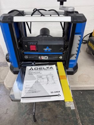 Used Delta 22-590X 13" benchtop planer w/3 blade cutterhead